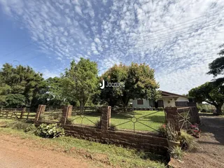 Vista da fachada de uma casa com cerca e jardim em Lajeado, Brasil.