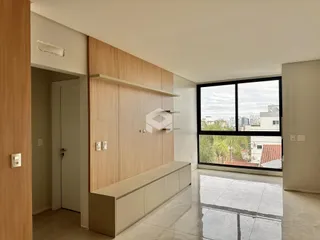 Sala de estar com painéis de madeira e grande janela.