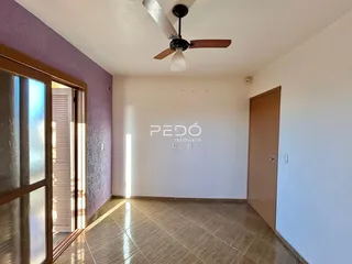 Interior de um ambiente com piso de cerâmica e porta de madeira.