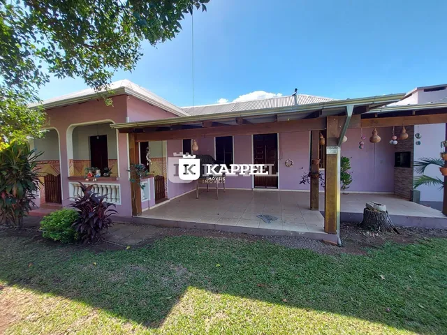 Foto da fachada de uma casa em Lajeado, Brasil, com varanda coberta e jardim.
