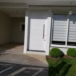 Fachada externa de uma residência em Lajeado, Brasil, mostrando uma porta branca.
