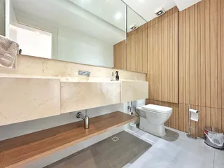 Foto de um banheiro moderno com revestimento em mármore e madeira.