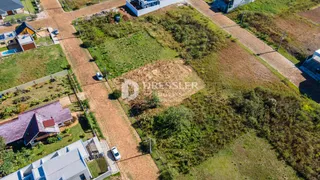 Vista aérea de um terreno residencial em Lajeado, Brasil, mostrando áreas gramadas e construções.