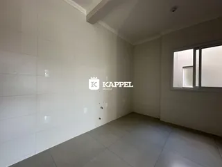 Foto de um ambiente interno com paredes brancas e piso de porcelanato claro.