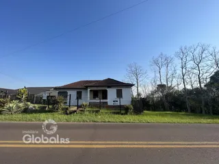 Fachada de uma casa em Lajeado, Brasil, com jardim e cerca.