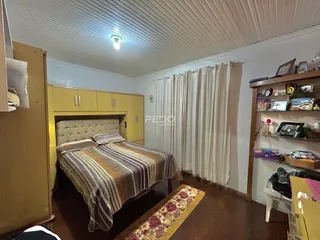 Quarto com cama e armário de madeira em um imóvel no Brasil.