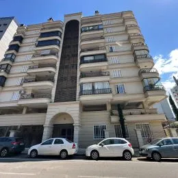 Fachada de um prédio residencial em Lajeado, Brasil, com múltiplos andares e varandas.