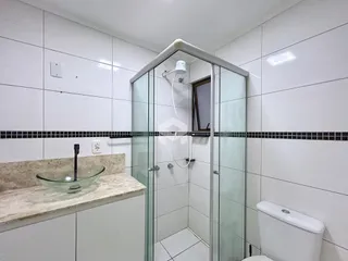 Foto de um banheiro com revestimento de azulejos brancos e pretos.