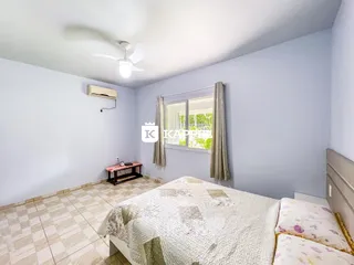 Um quarto com cama de casal e janela.