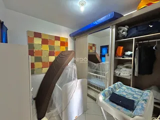 Quarto com cama e guarda-roupa em um imóvel no Brasil.