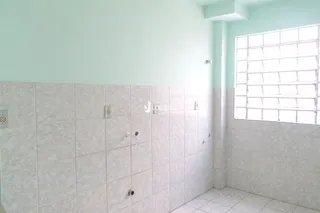 Parede revestida com azulejos brancos em um imóvel.