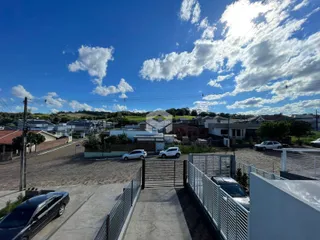 Vista da fachada de uma propriedade em Lajeado, Brasil, com cerca e portão.