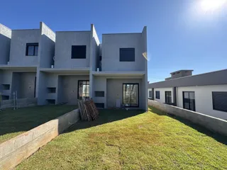 Fachada de uma residência moderna em Lajeado, Brasil, com jardim frontal.