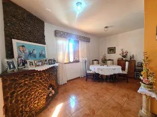 Uma sala interna com parede texturizada e piso de cerâmica.