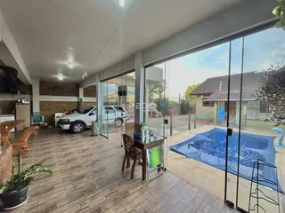 A sala de estar se abre para uma área externa com piscina.