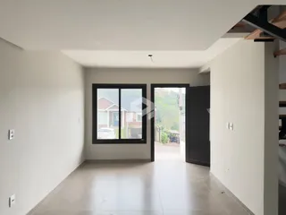 Ambiente interno com paredes brancas e piso claro, com uma porta de acesso para outra área.