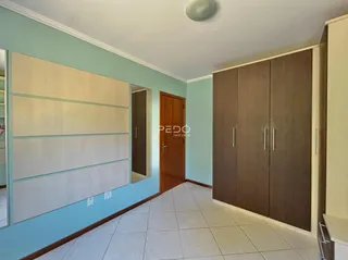 Sala com paredes azul-claro e piso de cerâmica.