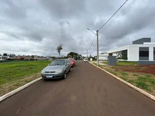 Vista externa de uma rua residencial em Lajeado, Brasil com casas modernas ao fundo.