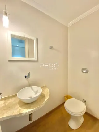 Foto de um banheiro interno com pia e vaso sanitário.