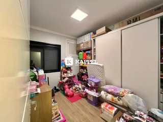 Foto de um ambiente interno com armários e objetos decorativos.