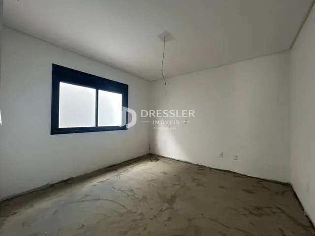 Foto de um cômodo interno com piso em obra.