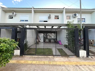 Fachada de uma residência em Lajeado, Brasil, com portão de ferro.