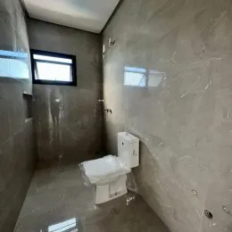 Foto interna de um banheiro mostrando o vaso sanitário.