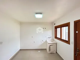 Ambiente interno de uma sala com piso de cerâmica e janela de madeira.