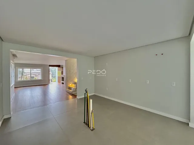 Hall de entrada com piso cinza e paredes brancas em imóvel no Brasil.