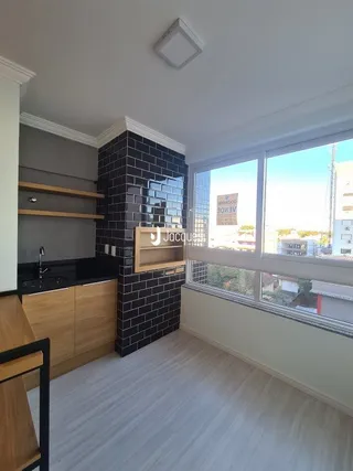 Foto de uma sala de estar com piso claro e parede de tijolos escuros.