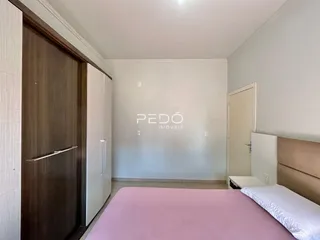 Foto de um quarto com cama e armário em um imóvel.
