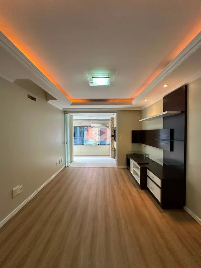 Passagem interna de um corredor de uma residência.