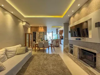 Sala de estar com sofá e lareira em um apartamento moderno.