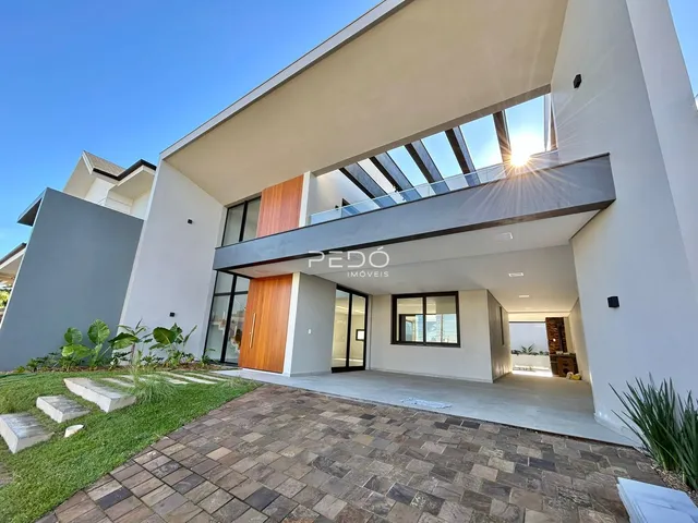 Fachada moderna de uma residência em Lajeado, Brasil com área externa.