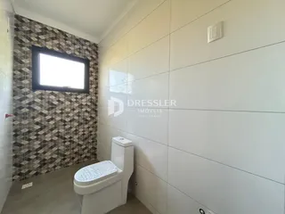 Foto de um banheiro com revestimento de parede em Lajeado.