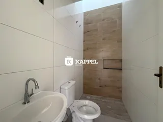Foto interna de um banheiro com pia e vaso sanitário.