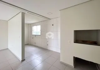Corredor interno com paredes brancas e piso cinza em uma propriedade.