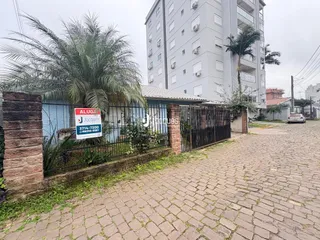 Vista externa de uma propriedade com cerca e vegetação em Lajeado, Brasil.