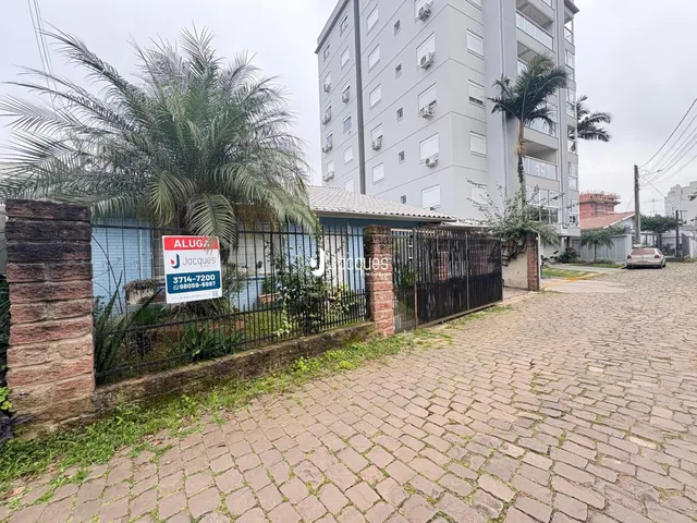 Vista externa de uma propriedade com cerca e vegetação em Lajeado, Brasil.