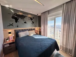 Quarto com vista panorâmica da cidade.