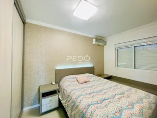 Quarto com cama e janela em um imóvel no Brasil.