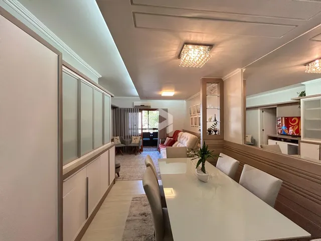Hall de entrada com armários embutidos e decoração clara.