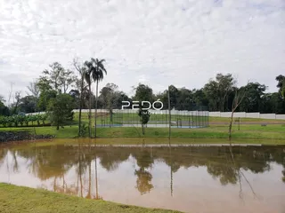 Vista de uma área verde com água e campo esportivo em Lajeado.