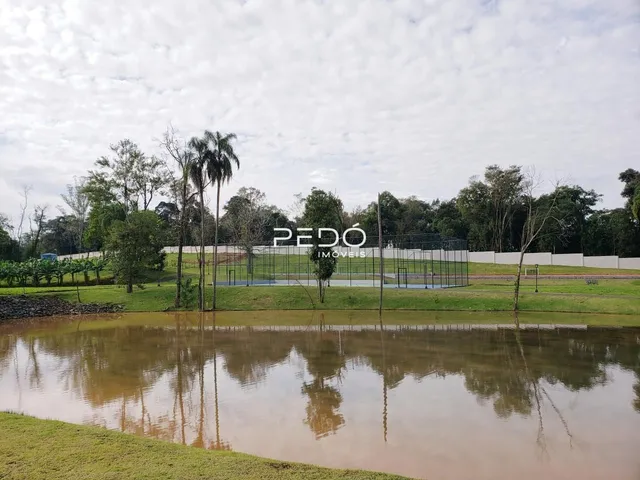 Vista de uma área verde com água e campo esportivo em Lajeado.