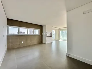 Sala de estar com grandes janelas que oferecem vista da cidade.