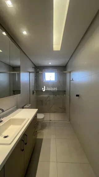 Foto de um banheiro moderno com piso de cerâmica e box de vidro.