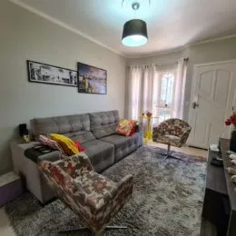Foto de uma sala de estar com sofá e tapete.