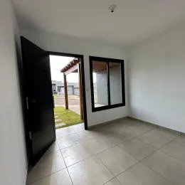 Ambiente interno com piso de cerâmica e paredes brancas.