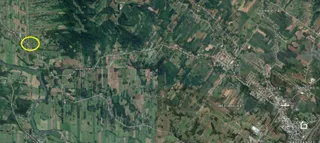 Vista aérea de uma área rural com vegetação densa e campos.