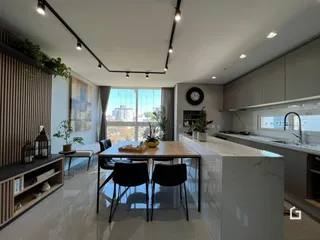 Ambiente moderno de sala de jantar e cozinha com vista para a cidade.